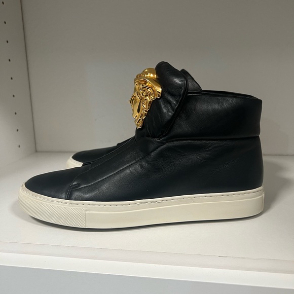 Versace - Picture 3 of 6